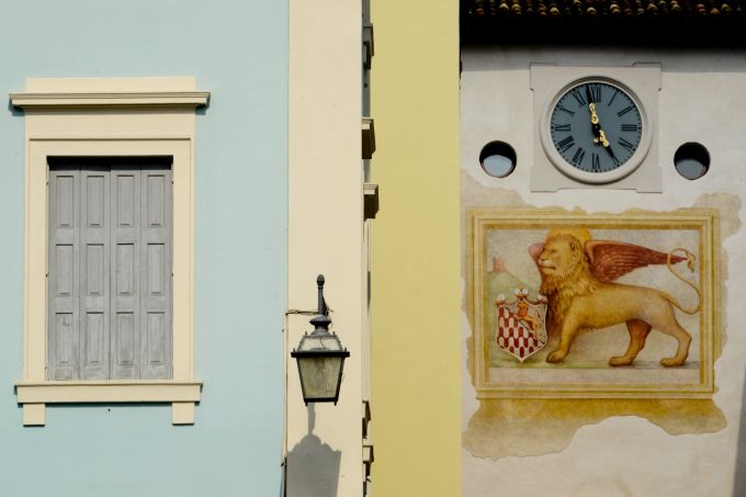 Viele Gebäude in der Region sind mit Slimbergo-Mosaiken verziert. Splimbergo Mosaike