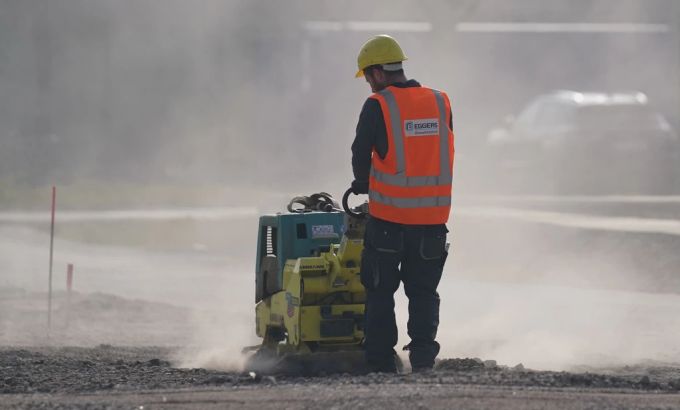 Ein Arbeiter ist auf einer Baustelle zu sehen. Bauarbeiter