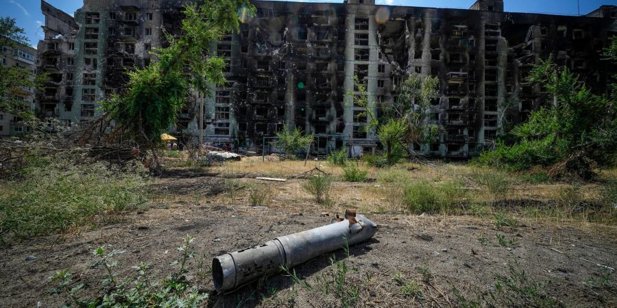 Ein Raketenteil in der Nähe eines beschädigten Wohnhauses in Sjewjerodonezk. Dieses Bild wurde während einer vom russischen Verteidigungsministerium organisierten Reise aufgenommen.