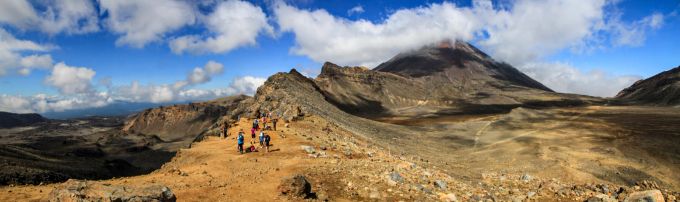 Vom Kesselrand des South Crater blickt man rechts auf den Mount Ngauruhoe, der die Vorlage für den Mount Doom in der «Herr der Ringe»-Verfilmung lieferte. Krater Vulkan Wanderweg Neuseeland