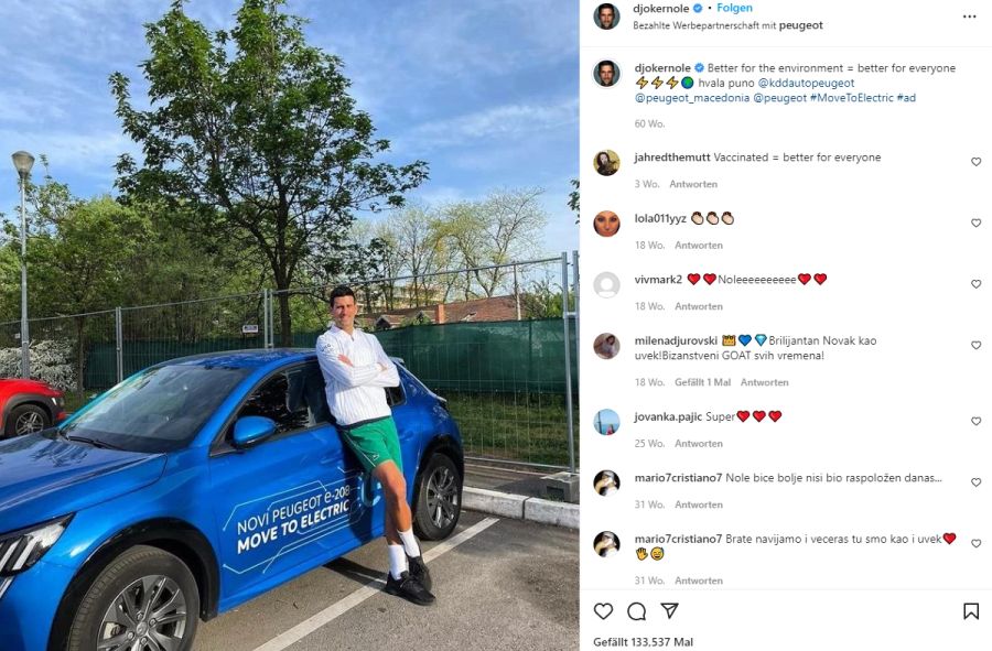 Novak Djokovic lehnt an einen Peugeot. Der Serbe mag elektrische Autos.