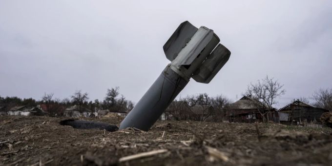 Eine Rakete steckt im Boden nahe der ukrainischen Grossstadt Dnipro, am 12. April 2022. ukraine krieg
