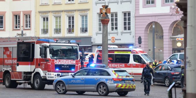 Einsatzkräfte von Polizei und Feuerwehr nahe der Fussgängerzone in Trier im Einsatz, wo ein Autofahrer mehrere Menschen erfasst und tödlich verletzt hat (2020). Einsatzkräfte von Polizei und Feuerwehr nahe der Fussgängerzone in Trier im Einsatz, wo ein Autofahrer mehrere Menschen erfasst und tödlich verletzt hat (2020).