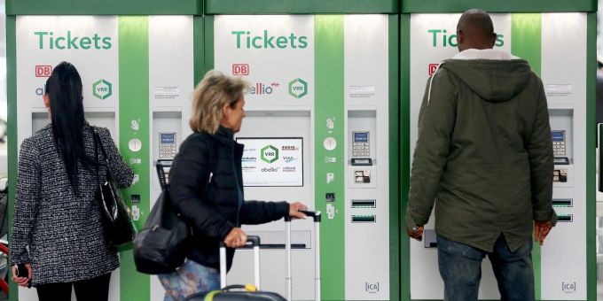 Die 9-Euro-Tickets soll es nicht nur in Verkaufsstellen, an Automaten und online bei den einzelnen Verkehrsanbietern zu kaufen geben - auch eine gemeinsame Internet-Verkaufsplattform der Branche ist geplant. Die 9-Euro-Tickets soll es nicht nur in Verkaufsstellen, an Automaten und online bei den einzelnen Verkehrsanbietern zu kaufen geben - auch eine gemeinsame Internet-Verkaufsplattform der Branche ist geplant.