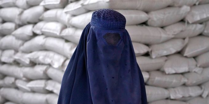 Anfang Mai haben die Taliban Frauen vorgeschrieben, sich in der Öffentlichkeit zu verschleiern. Anfang Mai haben die Taliban Frauen vorgeschrieben, sich in der Öffentlichkeit zu verschleiern.