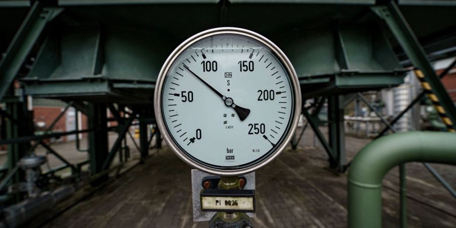 Messinstrumente zeigen den Leitungsdruck von Rohrleitungen des Gaspeichers der Stadtwerke Kiel an.