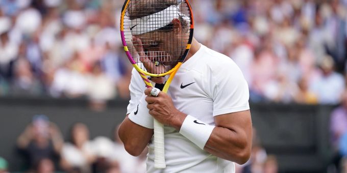 Sichtlich mitgenommen von seiner Muskelverletzung im Bauchbereich: Rafael Nadal reagiert während des Spiels gegen Taylor Fritz. Sichtlich mitgenommen von seiner Muskelverletzung im Bauchbereich: Rafael Nadal reagiert während des Spiels gegen Taylor Fritz.