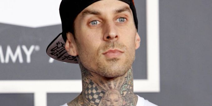 Travis Barker lag mit einer Entzündung der Bauchspeicheldrüse im Krankenhaus. Travis Barker lag mit einer Entzündung der Bauchspeicheldrüse im Krankenhaus.