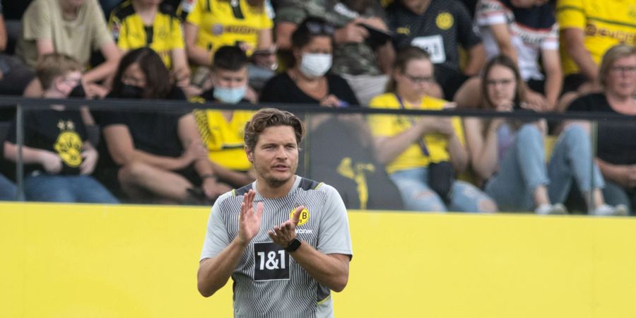 BVB-Trainer Edin Terzic coacht sein Team während eines Testspiels.
