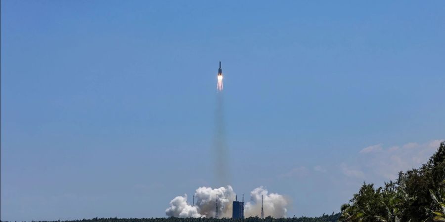 Die Trägerrakete Langer Marsch 5B Y3 beim Start am Wochenende mit dem Labormodul «Wentian» vom Wenchang Space Launch Center ab.