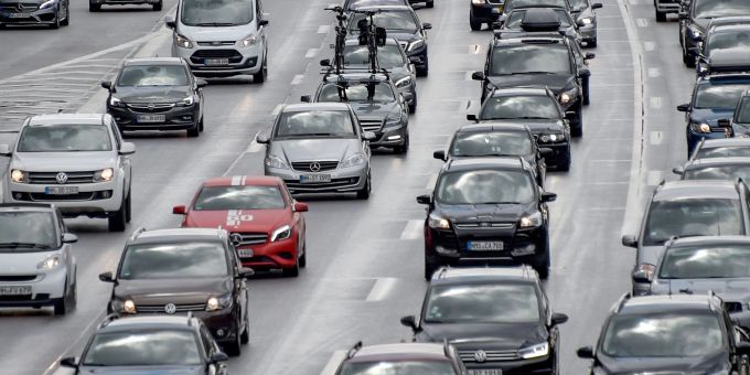 Ein langer Stau hat sich auf der Autobahn A7 hinter dem Elbtunnel gebildet. (Archivbild) Ein langer Stau hat sich auf der Autobahn A7 hinter dem Elbtunnel gebildet. (Archivbild)