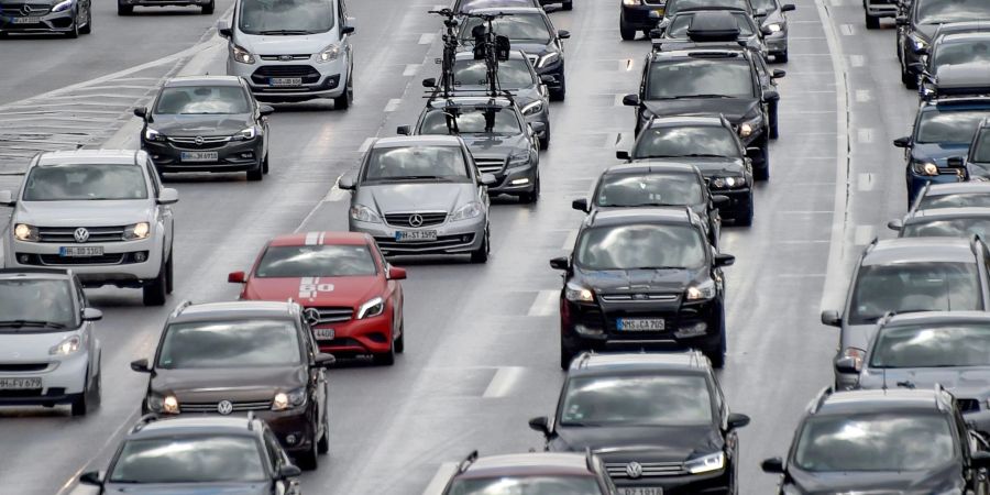 Ein langer Stau hat sich auf der Autobahn A7 hinter dem Elbtunnel gebildet. (Archivbild)