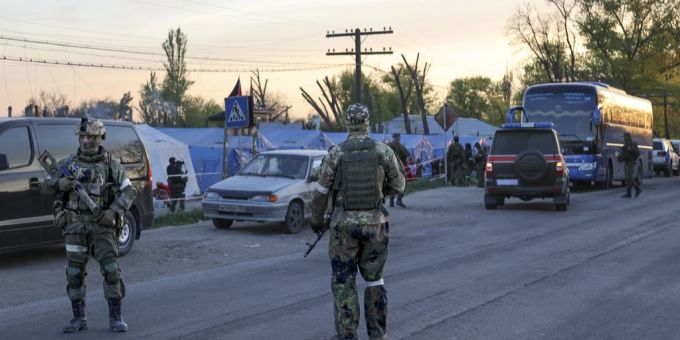 Russische Soldaten bewachen ein Camp mit Geflüchteten aus dem Ukraine-Krieg in Bezienne. Ukraine-Krieg
