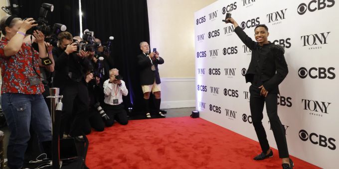 Der 22-Jährige Myles Frost hat für seine Verkörperung von Pop-Superstar Michael Jackson in «MJ» den Tony Award als bester Hauptdarsteller in einem Musical gewonnen. EPA/JASON SZENES mj tony award