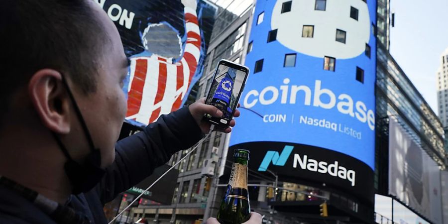 Die Champagnerlaune ist verflogen: Eine Coinbase-Werbung am Times Square in New York vor rund einem Jahr. (Archichbild)