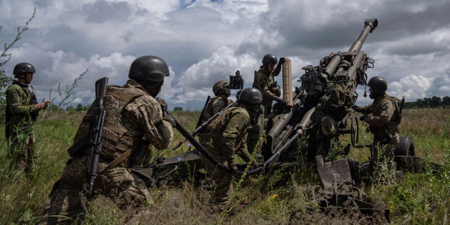 Ukrainische Soldaten laden Munition in eine von den USA gelieferte M777 Haubitze, um auf russische Stellungen zu schiessen. Die Ukraine hofft auf mehr Waffen aus dem Westen.