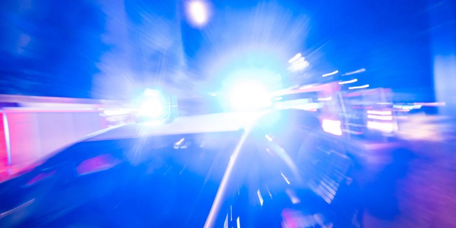 Eine Zeugin entdeckte die schwer verletzte 18-Jährige am Boden liegend und alarmierte die Retter. (Symbolbild)