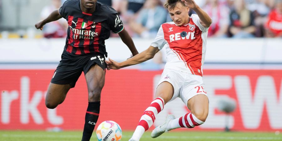 Tim Lemperle (r, mit Bodycam) vom 1. FC Köln im Duell mit Mailands Pierre Kalulu.