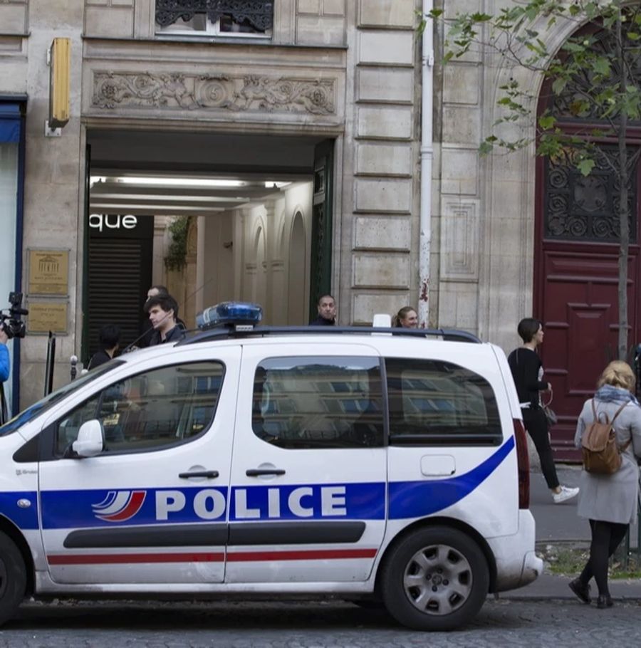 Ein Polizeiauto steht im Oktober 2016 vor der Wohnung von Kim Kardashian in Paris.