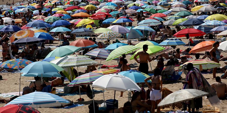 Der Strand von Carcavelos in Cascais: Die portugiesische Regierung hat wegen der erhöhten Gefahr von Waldbränden einen Alarmzustand ausgerufen. Foto: Pedro Fiuza/ZUMA Press Wire/dpa