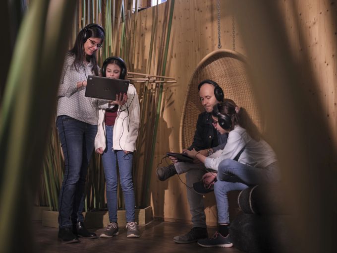 Die Ausstellung nutzt moderne Technik und bringt euch mit Tablets, Kopfhörern und Stationen mit QR-Codes die Welt der Vögel interaktiv näher. sdf