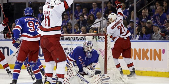 Nino Niederreiter kämpft in der NHL um den Einzug in den Playoff-Halbfinal. NHL