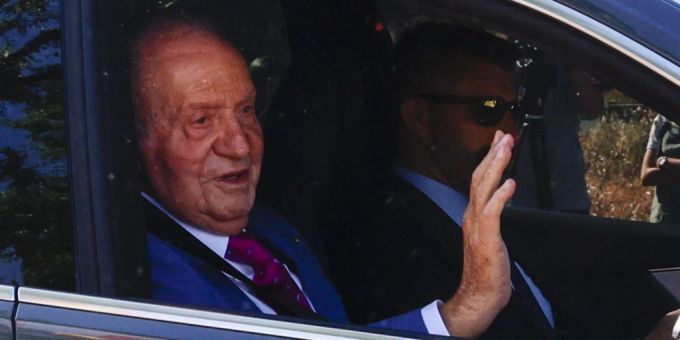 Altkönig Juan Carlos ist für seinen Besuch mit seinem Sohn Felipe eingetroffen. Juan Carlos