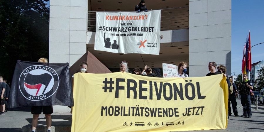 Aktivisten von «Sand im Getriebe» sind mit der Klima-Politk von Kanzler Scholz unzufrieden.