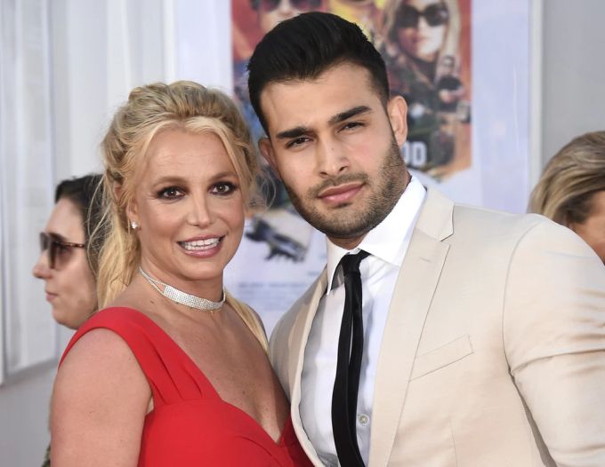 Die Sängerin Britney Spears und Partner Sam Asgharis. Sam Asgharis