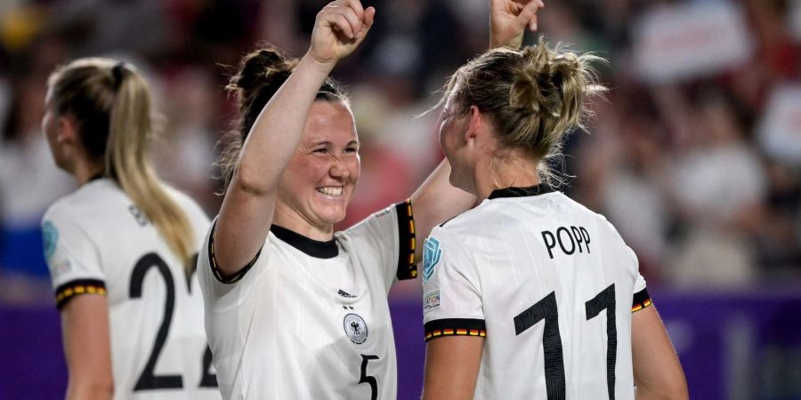 Deutschlands Alexandra Popp (r) jubelt nach ihrem 4:0 mit der Teamgefährtin Deutschlands Marina Hegering.