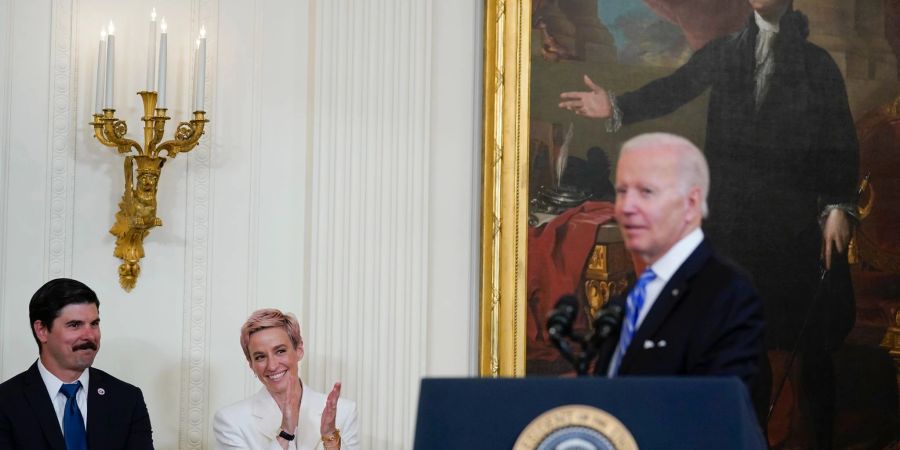 US-Präsident Joe Biden (r) ehrte in Washington unter anderem die Fussball-Weltmeisterin Megan Rapinoe (M) mit der US-Freiheitsmedaille.