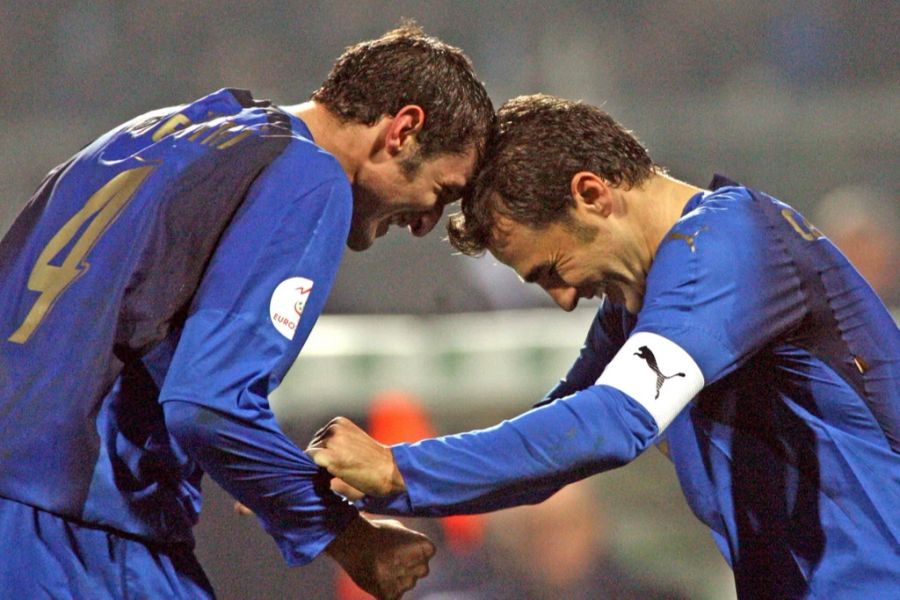 Giorgio Chiellini (L) feiert mit seinem Teamkollegen Fabio Cannavaro nach seinem dritten Tor gegen die Färöer-Inseln während des EM-Qualifikationsspiels am 21. November 2007 im Braglia-Stadion in Modena, Region Emilia-Romagna, Norditalien.