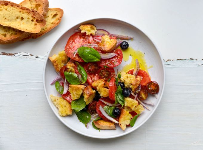 Ein intensiv-fruchtiges Olivenöl passt gut zu einem Salat aus Brot, Tomaten und Peperoni. Salat Brot Olivenöl Tomate Balsamikum