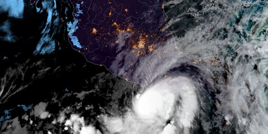 Dieses von der NOAA zur Verfügung gestellte Satellitenbild zeigt Hurrikan "Agatha" vor der Pazifikküste des mexikanischen Bundesstaates Oaxaca. Der erste Hurrikan der Saison ist mit ungewöhnlicher Stärke auf Land getroffen.