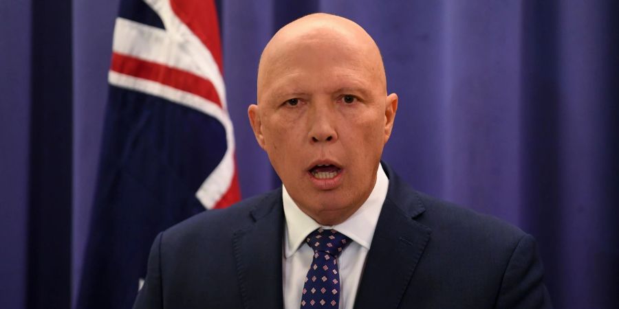 Peter Dutton, neu gewählter Vorsitzender der Liberalen Partei, spricht nach einer Fraktionssitzung in Canberra mit Medienvertretern.