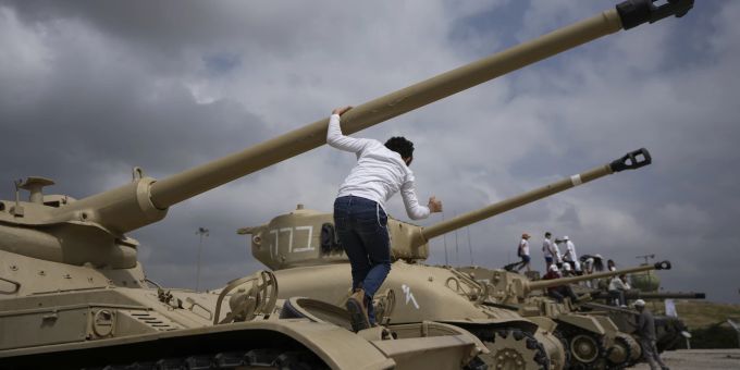 Kinder klettern auf alten Panzern in der Gedenkstätte des Panzerkorps vor einer Zeremonie anlässlich des jährlichen Gedenktages für gefallene Soldaten und Terroropfer in Latrun, Israel, Mittwoch, 4. Mai 2022.(AP Photo/Ariel Schalit) Israel Memorial Day