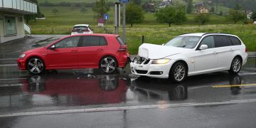Uznach: Auffahrunfall zwischen zwei Autos