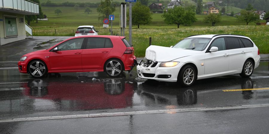 Uznach: Auffahrunfall zwischen zwei Autos