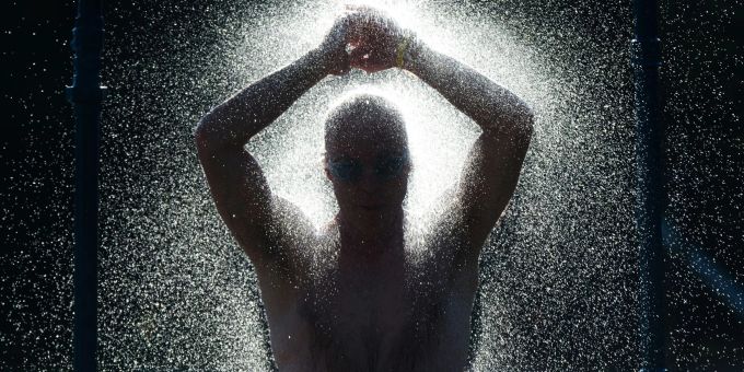 Es hilft der Haut, wenn man sich nach jeder Runde Schwimmen im Bad duscht. Es hilft der Haut, wenn man sich nach jeder Runde Schwimmen im Bad duscht.