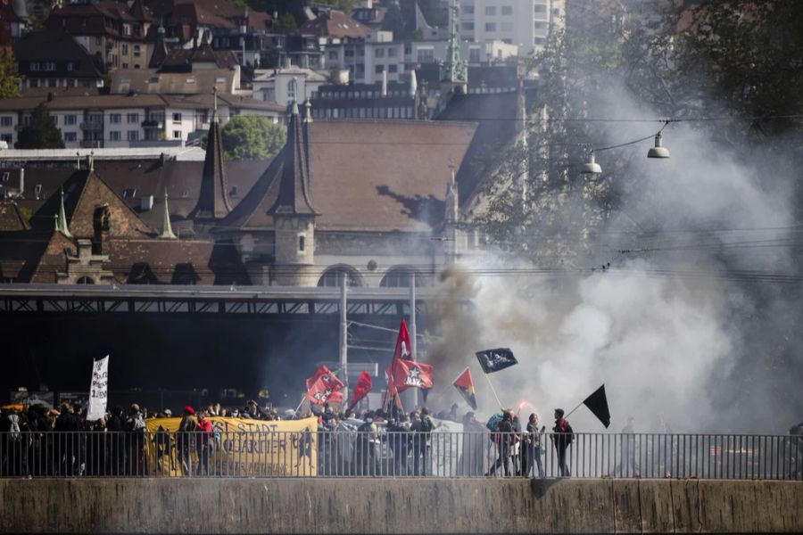 Demonstranten in der Stadt Zürich.