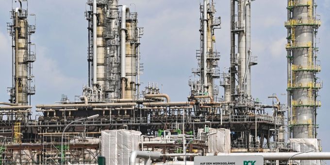 Anlagen auf dem Industriegelände der PCK-Raffinerie GmbH. In der Erdölraffinerie PCK in Schwedt kommt Rohöl aus Russland über die Pipeline «Freundschaft» an - noch. Öl-Embargo