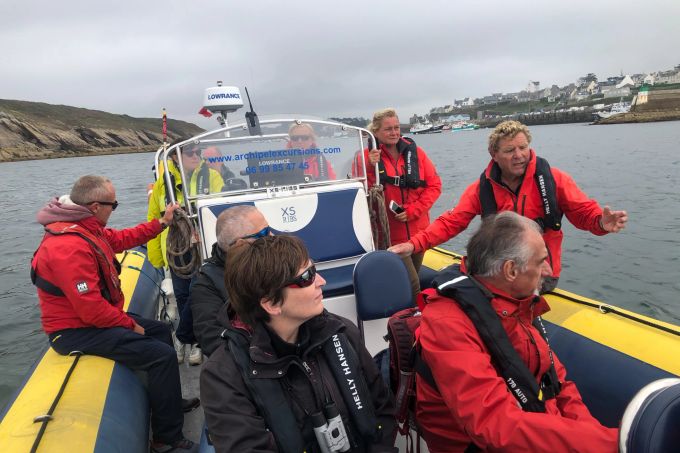 Im Zodiac geht es mit Christel und Lucky Perón (rechts oben) durch den Meeresnaturpark Marin d’Iroise. Boot Schlauchboot Meer Küste Rettungswesten Passagiere