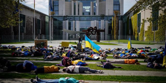 Auf dem Boden liegend protestieren diese Menschen vor dem Bundeskanzleramt gegen den Krieg in der Ukraine. Auf dem Boden liegend protestieren diese Menschen vor dem Bundeskanzleramt gegen den Krieg in der Ukraine.