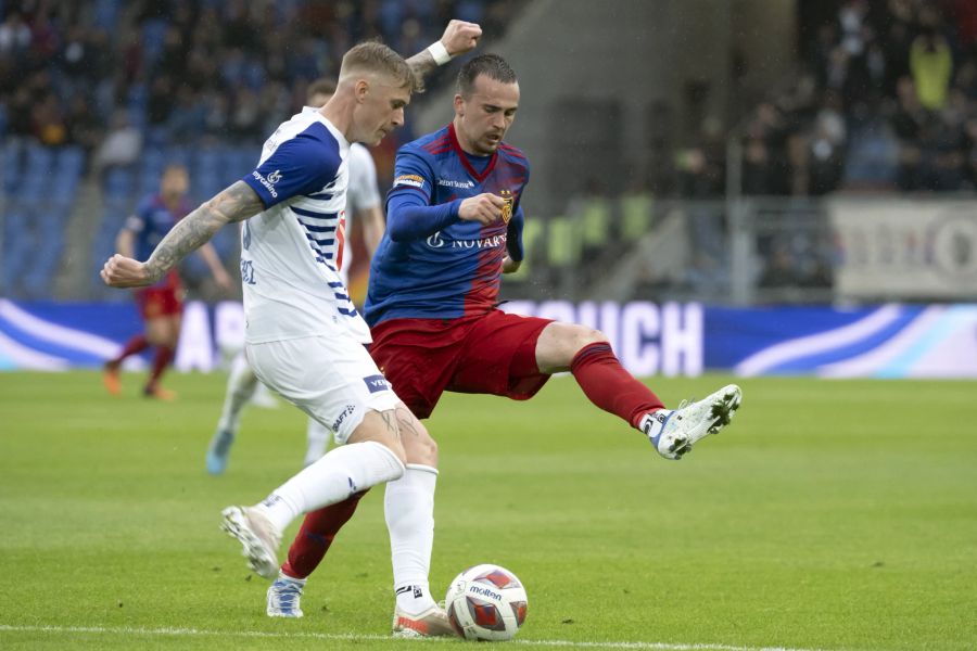 Marvin Schulz (l.) vom FC Luzern im Duell mit Basels Liam Millar (r.).