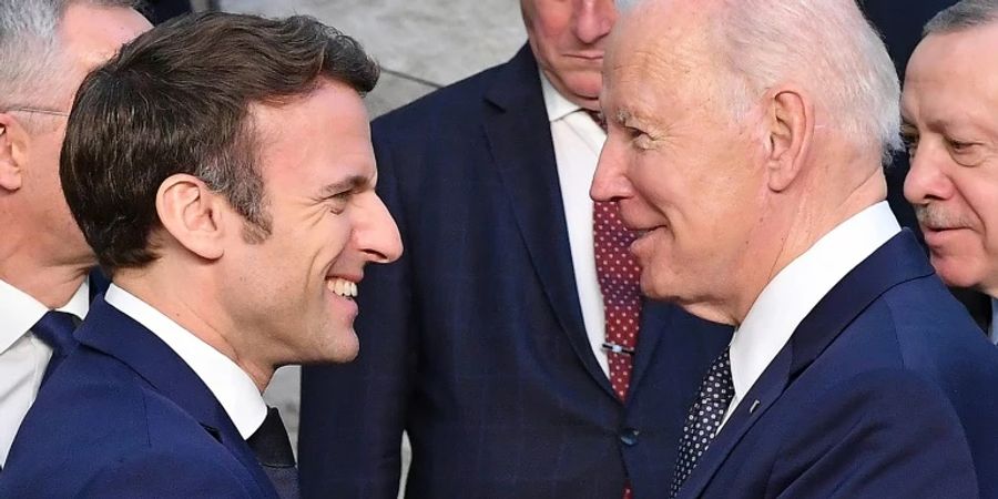 Macron (l.) und Biden im März in Brüssel