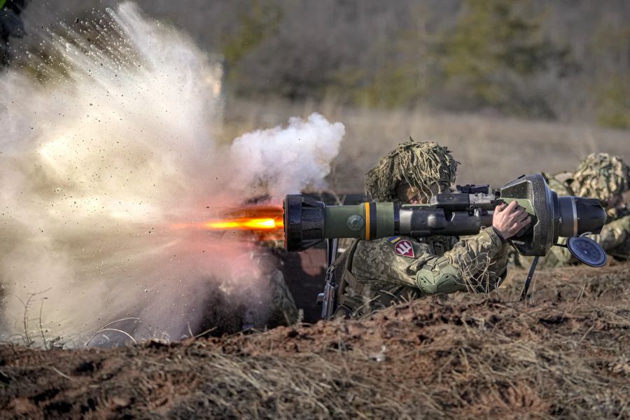 Ukrainische Soldaten schiessen mit Panzer-Abwehr-Waffen.