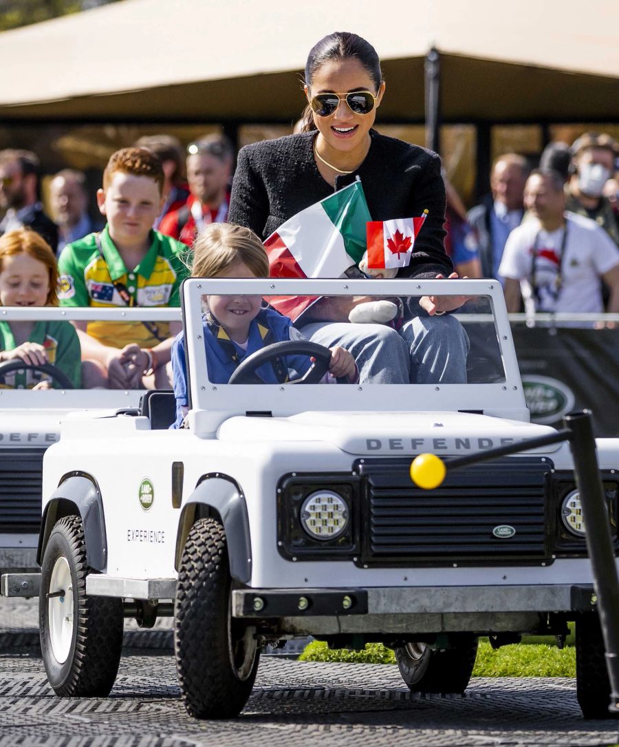 Meghan Markle mit Kindern bei der Jaguar-Land-Rover-Fahrprüfung.