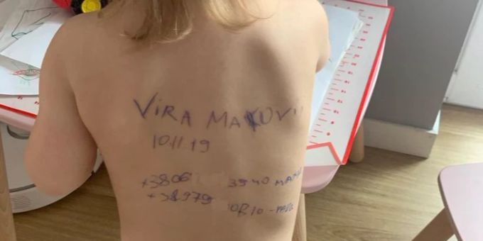 Foto ging um Welt - Mutter & Tochter gelingt nach Rücken-Notiz Flucht
