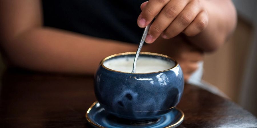 Hilft warme Milch beim Einschlafen? Forscher haben dies in einer Studie untersucht.