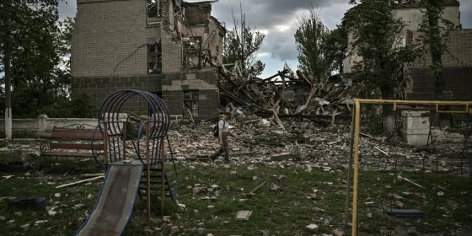 Beschädigte Schule in der ostukrainischen Stadt Bachmut Beschädigte Schule in der ostukrainischen Stadt Bachmut